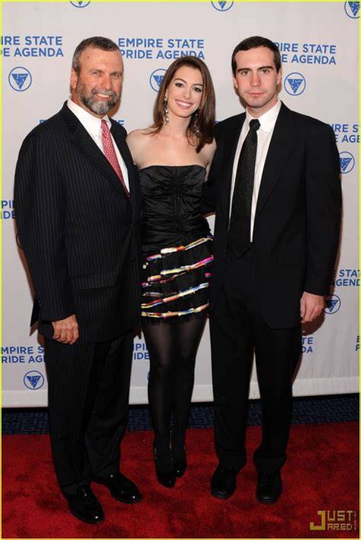 Anne Hathaway Flaunts Empire State Pride Photo 2309412 Anne Hathaway